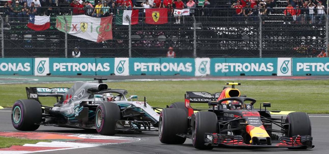 Hamilton tallona Verstappen nei primi giri. AP